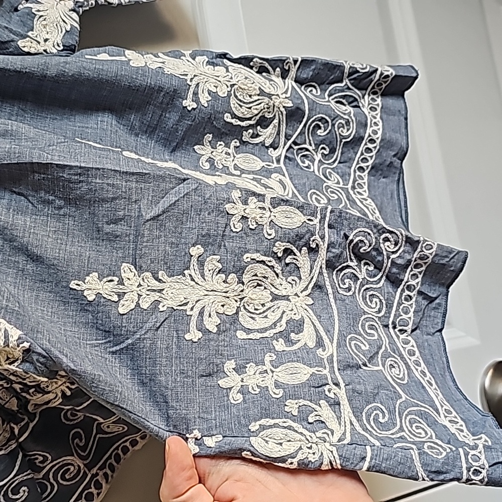 Embroidered Shirt With Flare Sleeves in Kids Size 2t EUC - Picture 3 of 6